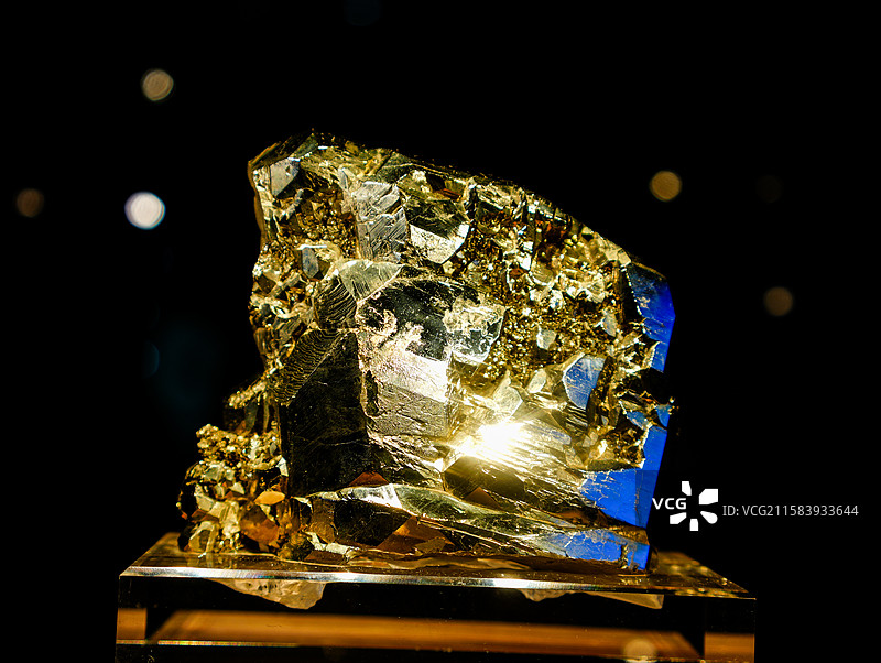 陈列在中国地质大学逸夫博物馆的黄铜矿图片素材