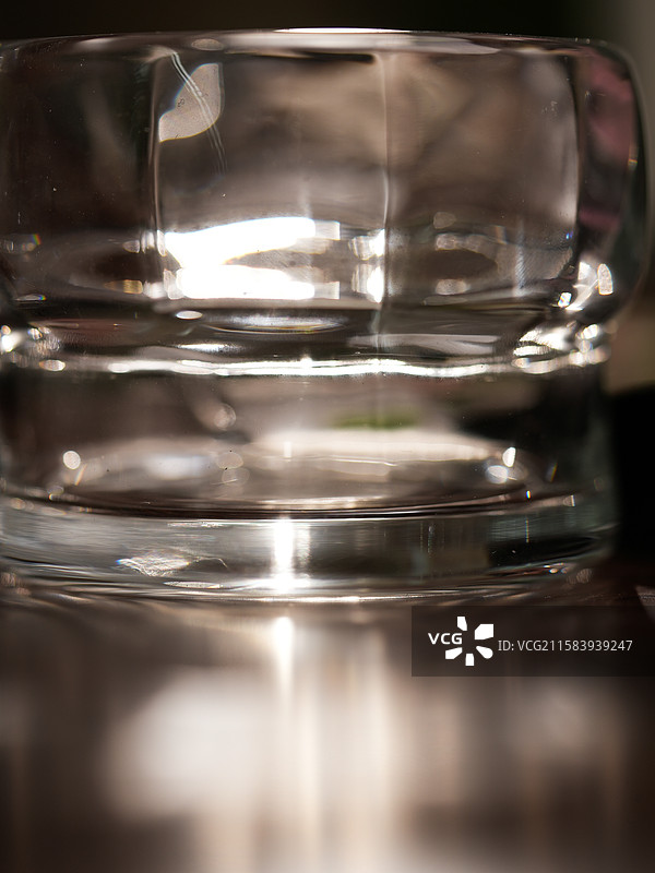 特写空酒杯晶莹剔透质感简约背景图片素材