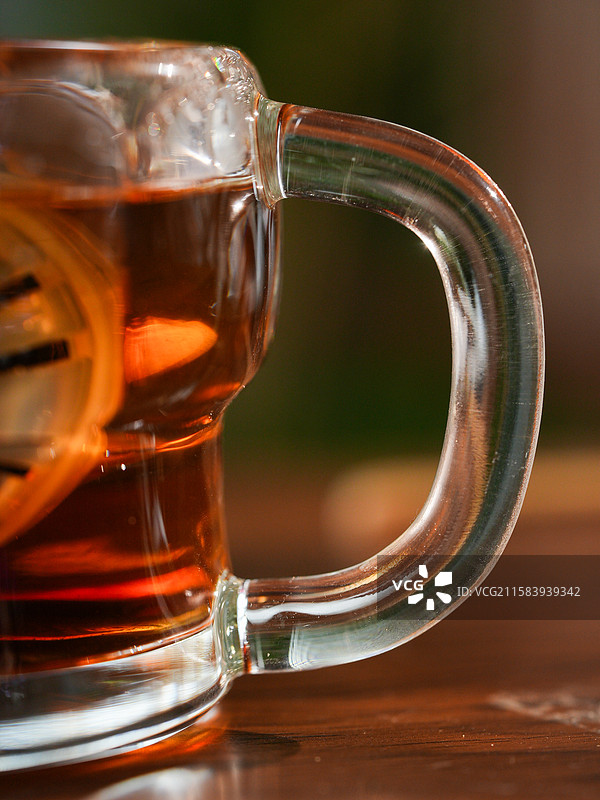 特写透明玻璃杯里面是琥珀色茶汤图片素材