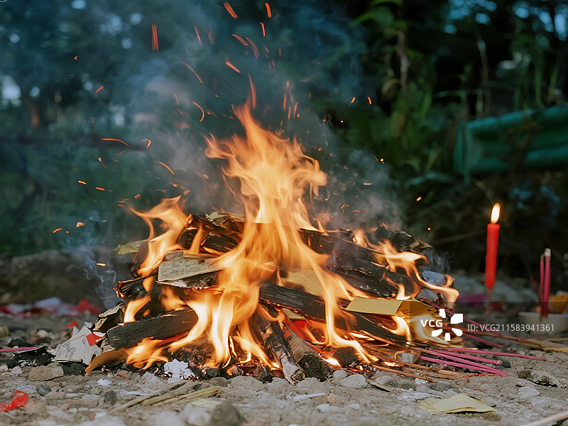 清明节‌‌中元节寒衣节传统祭扫行为烧纸钱图片素材