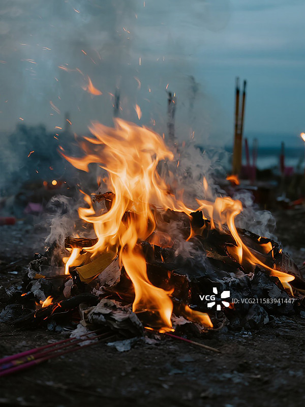 清明节‌‌中元节寒衣节传统祭扫行为烧纸钱图片素材