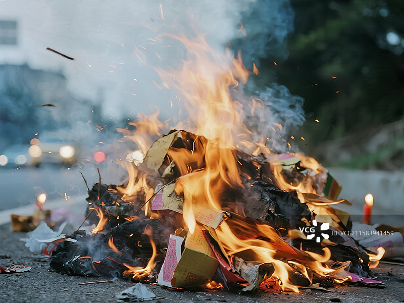 清明节‌‌中元节寒衣节传统祭扫行为烧纸钱图片素材
