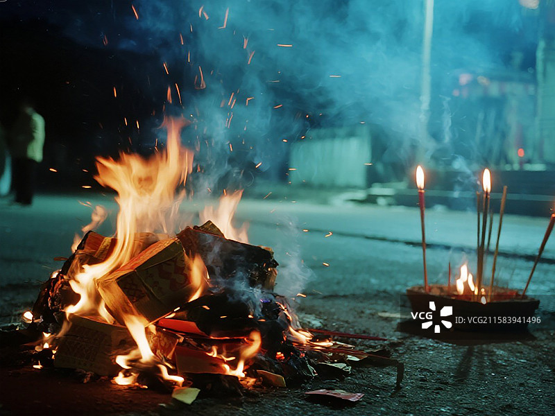 清明节‌‌中元节寒衣节传统祭扫行为烧纸钱图片素材