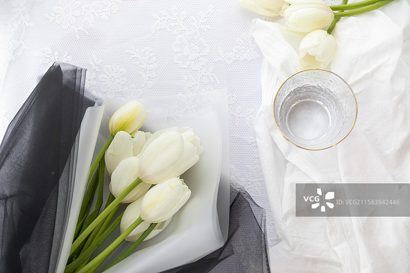 白色郁金香包装成品图ins风图片素材