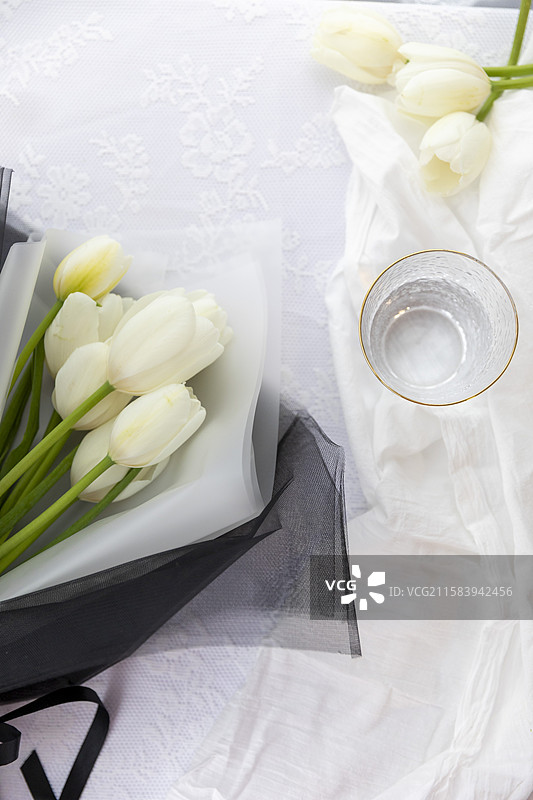 白色郁金香包装成品图ins风图片素材