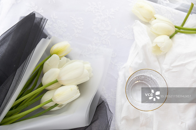 白色郁金香包装成品图ins风图片素材