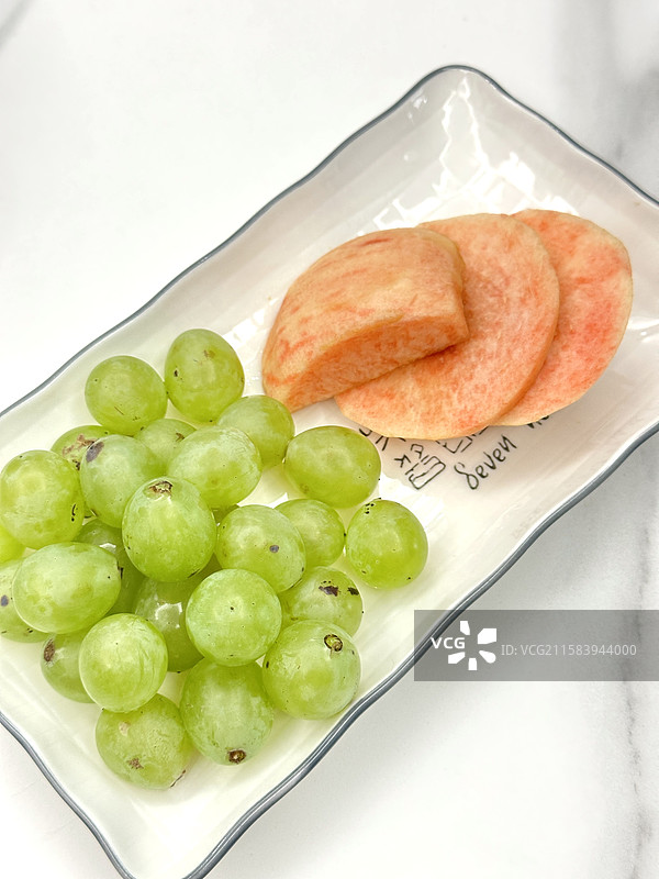 水果拼盘绿葡萄和桃子图片素材