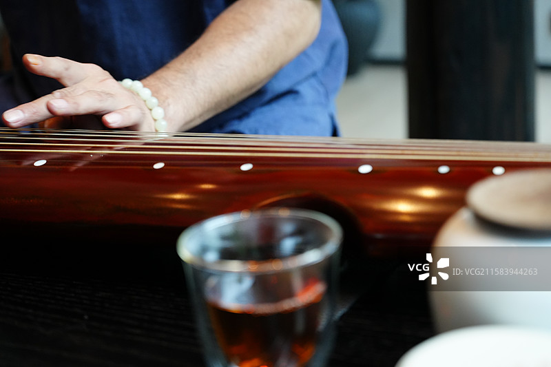 古琴音乐演奏手特写琴弦指法非遗传统文化图片素材