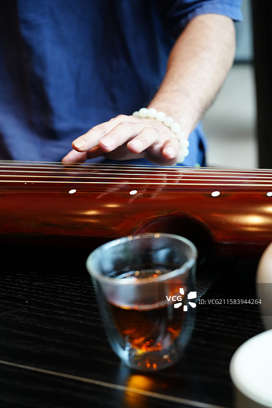 古琴音乐演奏手特写琴弦指法非遗传统文化图片素材