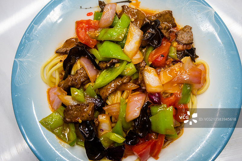 新疆美食过油肉拌面图片素材