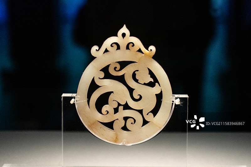 西汉螭虎纹玉佩图片素材