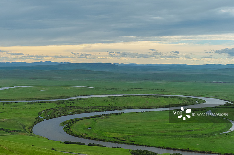 呼伦贝尔乌兰山景区俯瞰额尔古纳河图片素材