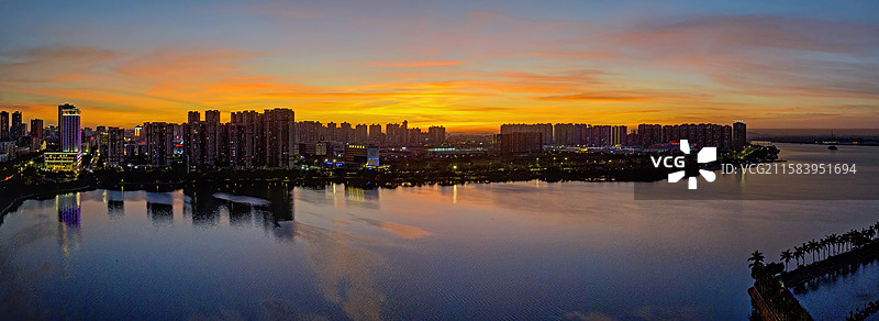 《航拍滨湖公园日落晚霞全景》图片素材