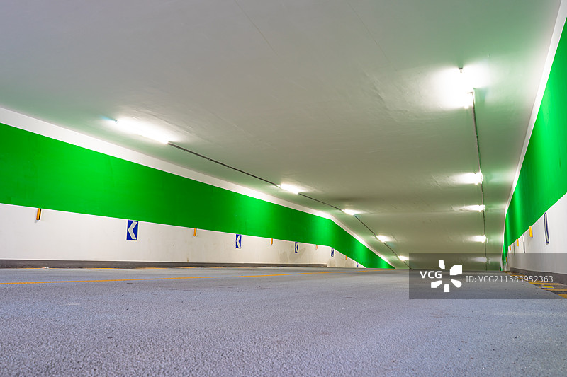 中国城市交通拍摄主题，地下停车场地下车库入口出口的通道和两侧蓝色箭头标志，室内白昼无人图像摄影图片素材
