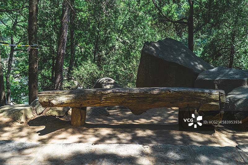 中国非都市风光拍摄主题，山里的自然风光和宫人休息的木制的树干椅公园长椅，户外白昼无人图像摄影图片素材