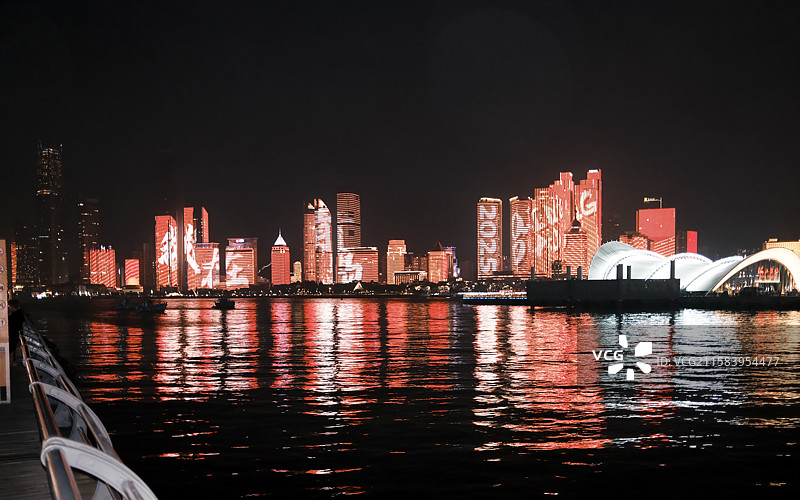 浮山湾灯光秀点亮青岛夜空，楼体展示璀璨标语：“2025，我在青岛”。图片素材