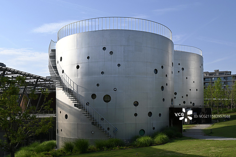 蓝天白云下的现代艺术设计建筑，城市公园风光，圆柱形结构建筑，杭州拱墅区小河公园重新改造设计的油罐图片素材