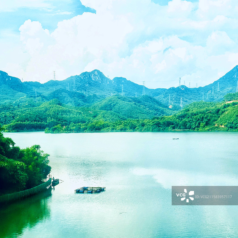 青山环抱着湖水，云朵在水面投下影子。小船悠悠，像时光遗落的标点，把这方山水写成宁静的诗图片素材