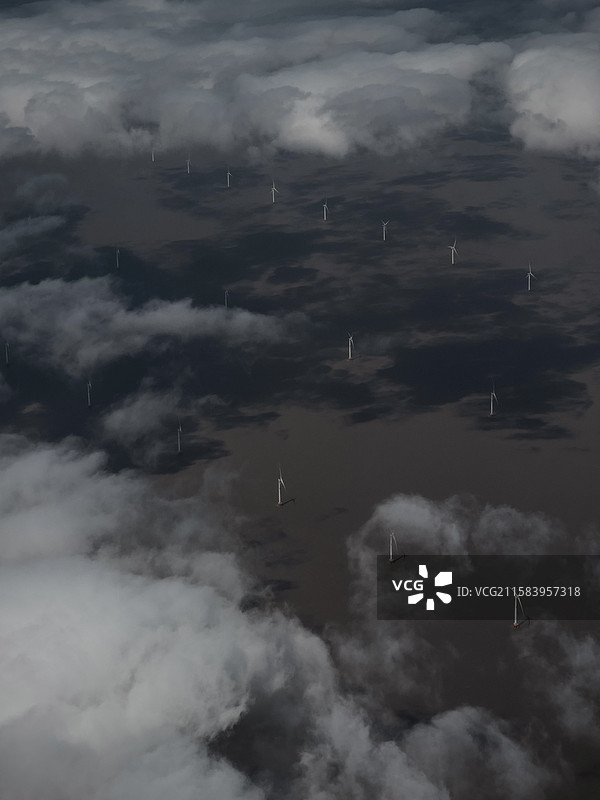 空中俯瞰中国东海海上风车群图片素材
