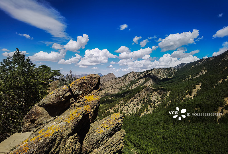 贺兰山云台峰风云：贺兰山福音寺云台峰山脊远眺，绿色苍茫，白云悠悠，气象万千。图片素材