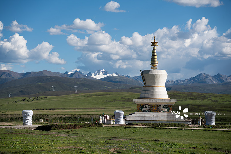 雪山下的白塔与川藏铁路桥墩图片素材