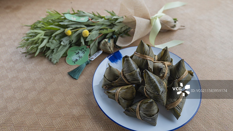 端午粽子与艾草特写图片素材