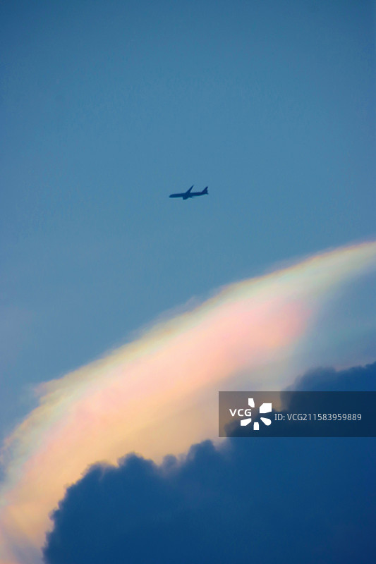 飞机飞过广州上空的五彩祥云图片素材