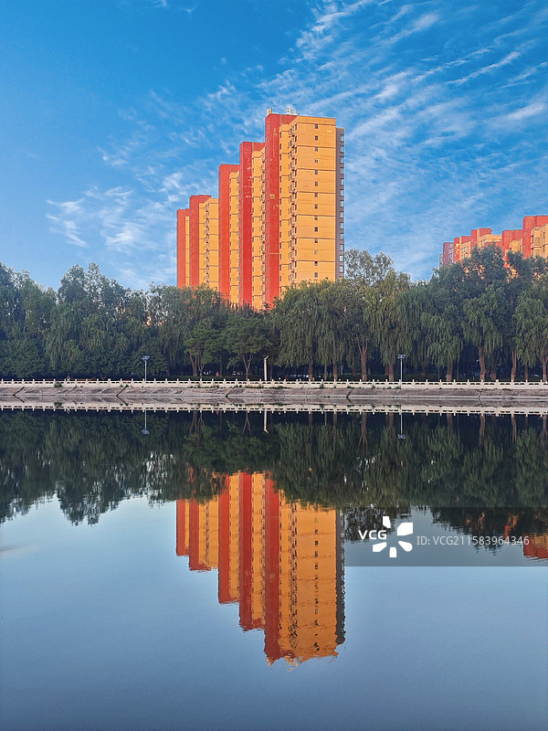 城市风光建筑倒影 楼影倒映湖水，树影拂波光。图片素材