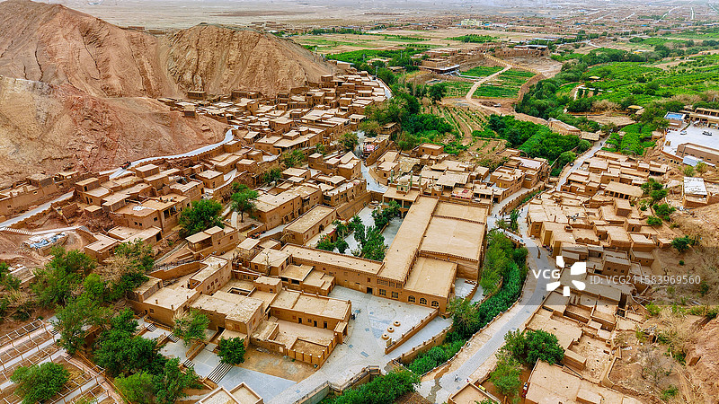 新疆吐鲁番吐峪沟麻扎村航拍图片素材