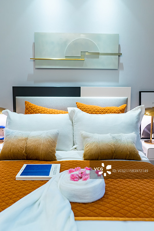 中国房地产城市生活室内环境居家环境拍摄主题，卧室里的双人床，书桌，装饰物，室内无人图像摄影图片素材