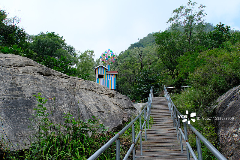 石家庄水泉溪高山深山里的彩虹气球小木屋。高清风景背景图图片素材