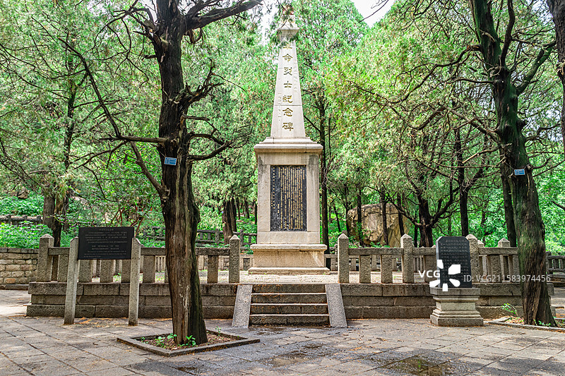 中国文化遗产拍摄主题，山东泰安国内著名景点泰山风景区，革命烈士纪念碑石碑碑刻，户外白昼无人图像摄影图片素材