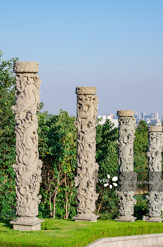 中国山东泰安著名景点泰山旅游风景区，天外村广场成一排的龙纹柱子，户外无人白昼图像摄影图片素材