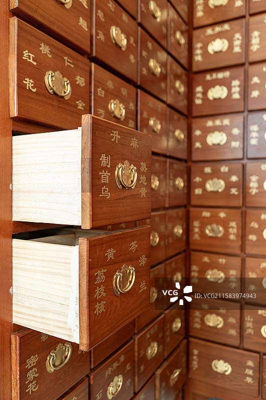 中国中医药服务拍摄主题，中医医院药店药房黄色的古典风格木制药柜，室内无人图像摄影图片素材