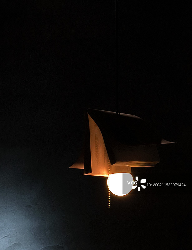 一点暖光书灯图片素材