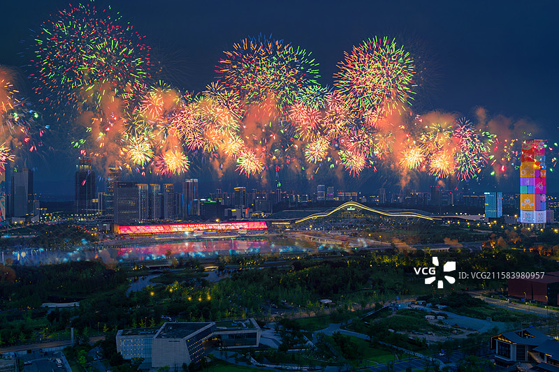 成都 世运会开幕式 烟花 西博城 秦皇湖 夜景 城市 神树 烟火表演 浏阳烟花图片素材