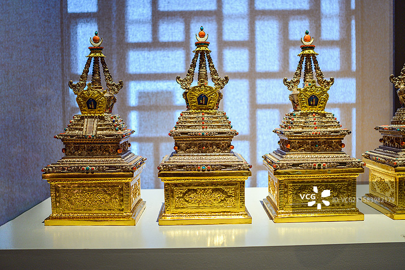 中国传统手工艺金色多宝佛塔舍利塔菩提塔西藏藏式摆件家用供奉密宗供具民族用品宝塔图片素材