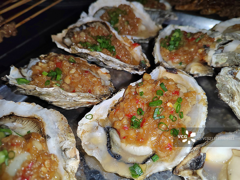 玉林博白县烧烤美食：烤鸡爪和烤生蚝图片素材