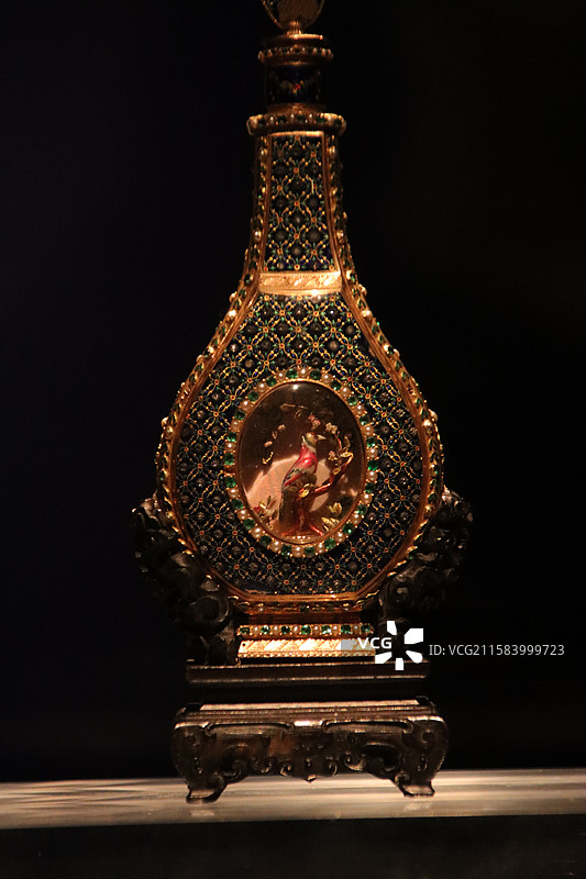 清代铜镀金珐琅钟特写图片素材