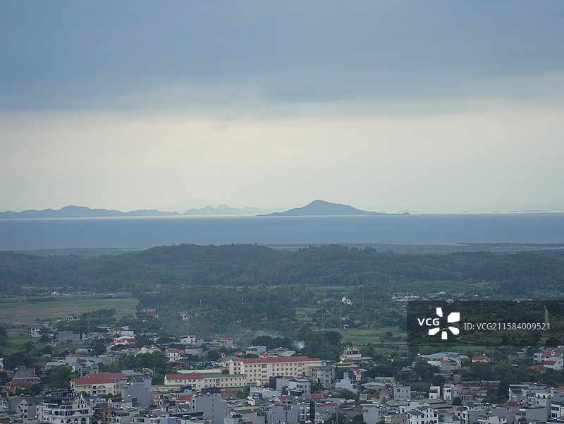 越南芒街市高角度鸟瞰图图片素材