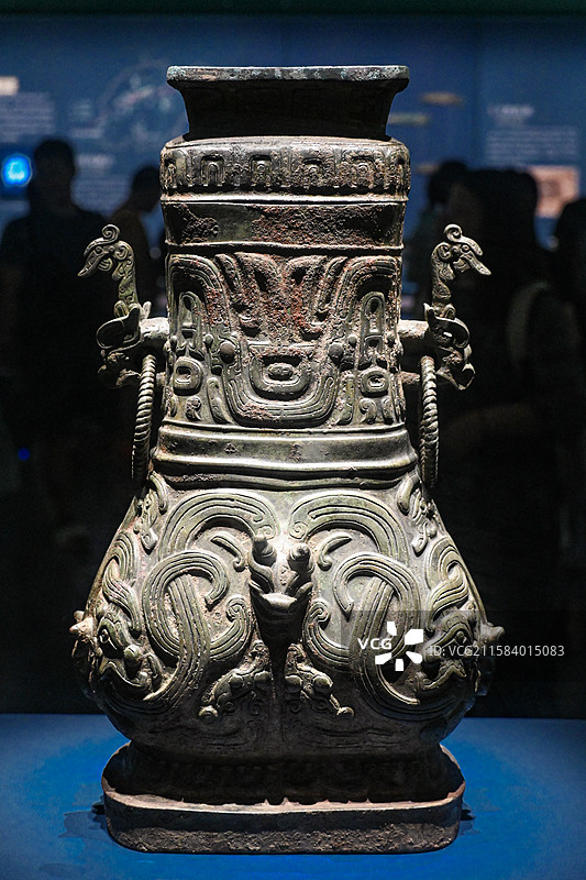 山东济南山东博物馆一城山色半城湖济南泉城历史文化特展仙人台邿国墓地馆藏文物 春秋青铜方壶图片素材