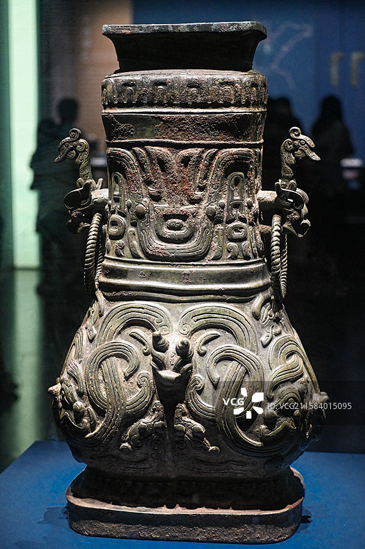 山东济南山东博物馆一城山色半城湖济南泉城历史文化特展仙人台邿国墓地馆藏文物 春秋青铜方壶图片素材