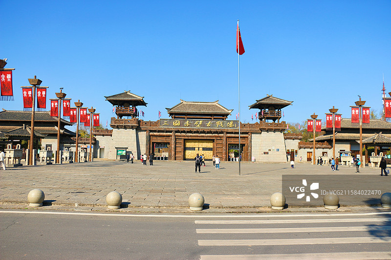 三国赤壁古战场大门,以三国人文掌故、战争实景戏、楚地民俗民风、汉代古典建筑为内容，以三国文化为载体图片素材