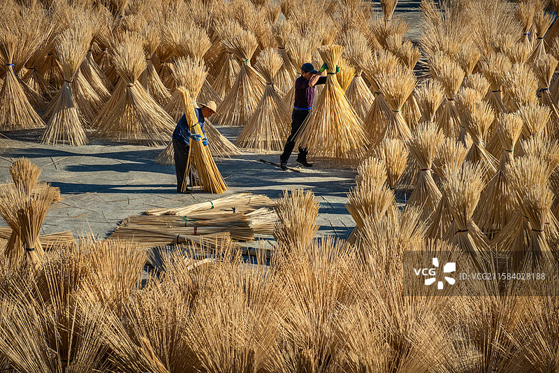 湖北通山县乡村生产晾嗮竹筷子的场景图片素材
