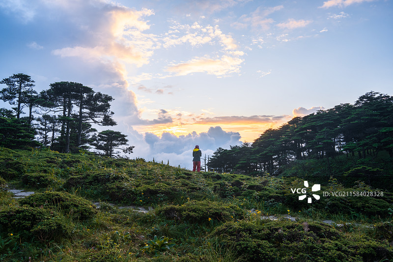 一个登山者在苍山双龙潭湿地日出时分场景图片素材