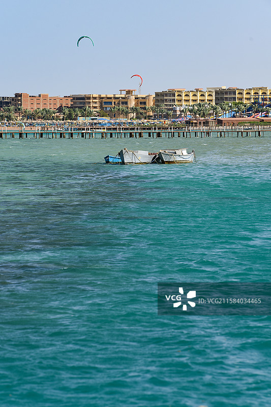 红海赫尔格达海上滑翔伞极限运动图片素材