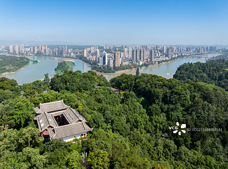 中国四川乐山凌云寺灵宝塔下的城市航拍图图片素材