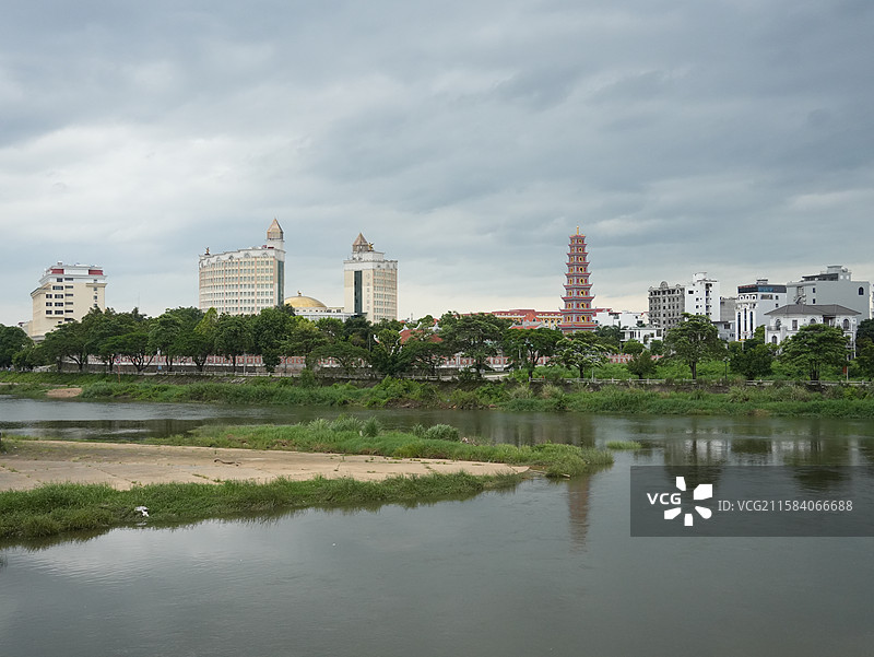 越南芒街市高角度鸟瞰图图片素材