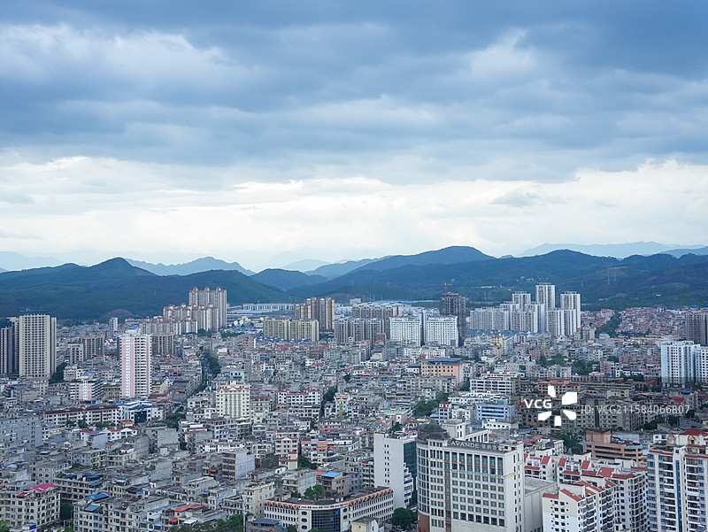 越南芒街市高角度鸟瞰图图片素材