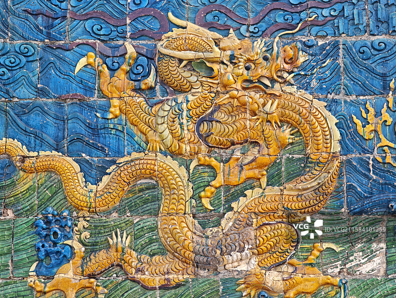 山西大同九龙壁 琉璃巨龙的壁上云腾图片素材